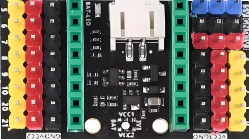 ESP32C3 拓展板，把主控引脚引出为排针，并铺开 VCC 与 GND